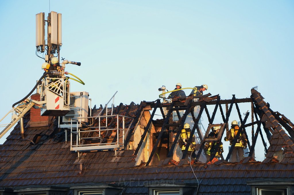 Feuer 3 Dachstuhl Koeln Buchforst Kalk Muelheimerstr P214.JPG